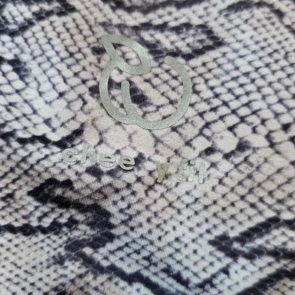 Cheeky Fit Snake Print Leggings in Gray - Picture 5 of 5